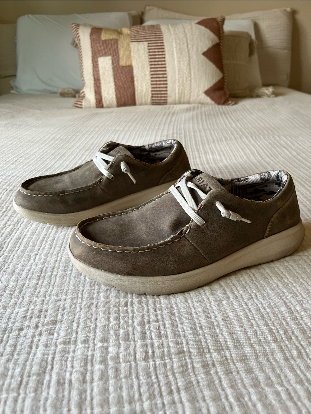 ARIAT WOMEN'S BROWN BOMBER LACE-UP CASUAL HILO - MOC TOE
